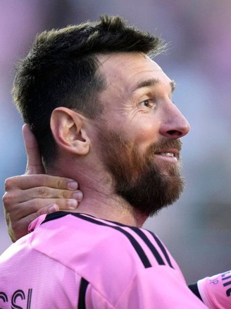 Messi nói gì khi lần đầu tiên ghi bàn bằng ngực và đầu?