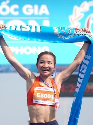 Nguyễn Thị Oanh ‘vô đối’, nhiều cuộc đua ‘song mã’ xuất hiện ở giải Tiền Phong marathon