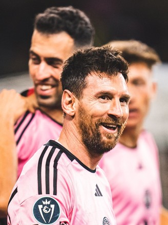 Messi bị đối thủ đạp thẳng vào ống quyển, CĐV xót xa và tức giận trọng tài