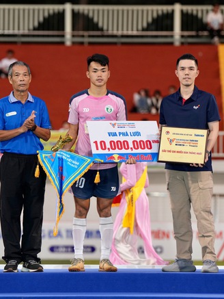 Nguyễn Minh Nhật và cú hat-trick giải thưởng để đời