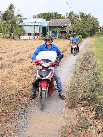 'Áo xanh' tình nguyện mang nước về tận nhà dân