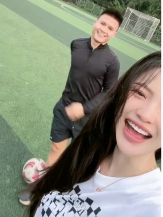 Vừa hạ cánh sau trăng mật, Quang Hải khiến vợ 'hot girl' phải sửng sốt