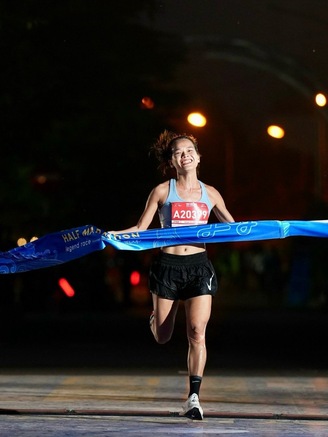 Cô gái truyền cảm hứng Hồng Lệ vô địch giải chạy bán marathon lớn nhất Việt Nam 