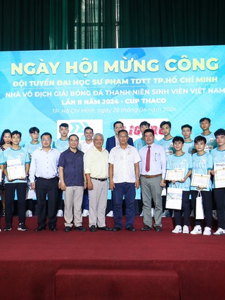 Nóng rực lễ mừng công nhà vô địch UPES: Nuôi khát vọng từ chiến thắng