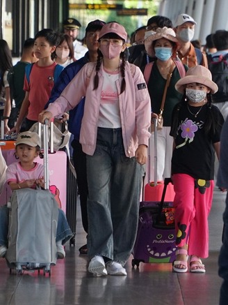 Nghỉ lễ 30.4 – 1.5 5 ngày: Sân bay Tân Sơn Nhất đông đúc người dân về quê