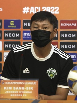 HLV Kim Sang-sik từng chạm trán HAGL của Kiatisak trên sân Thống Nhất, kết quả bất ngờ