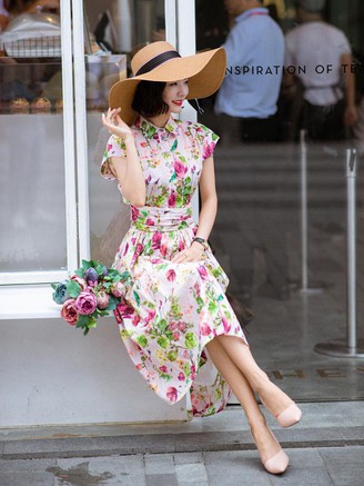 Váy hoa, mũ cói - trang phụ kiện 'chữa lành' hữu hiệu nhất mùa hè