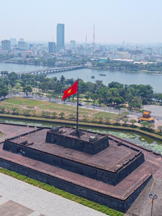 Ngắm cờ Tổ quốc nơi Kinh thành Huế tung bay trong lễ 30.4