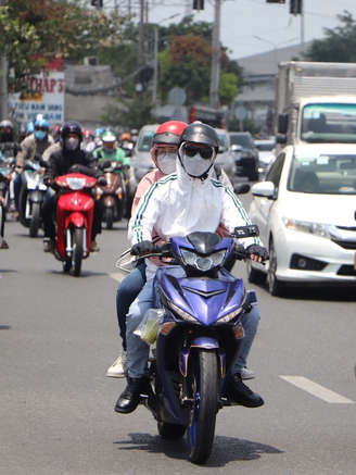 Nhiều người đội nắng đi xe gắn máy hàng trăm km trở lại TP.HCM sau kỳ nghỉ