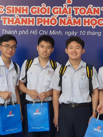 4 chàng 'thi cho vui', ẵm ngay 4 giải nhất giải toán trên máy tính cầm tay