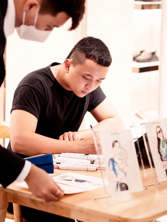 Chàng trai vẽ diễn họa thời trang nghệ thuật, làm việc với Versace, Iris van Herpen, Chanel…