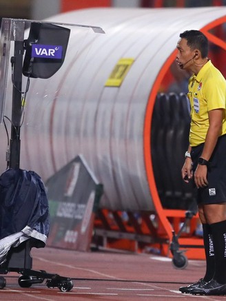 VAR xuất hiện ở 4 trận cực nóng V-League, cả chung kết ngược và đua tranh vô địch