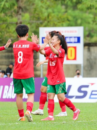 ‘Cánh chim lạ’ đưa CLB TP.HCM I bay cao, Phong Phú Hà Nam thắng trận vất vả