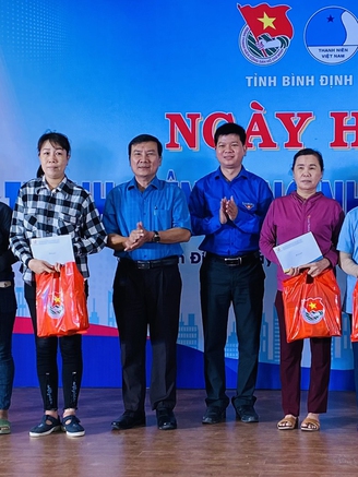 Tặng quà, khám bệnh cho thanh niên công nhân có hoàn cảnh khó khăn