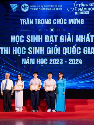 Trường Phổ thông Năng khiếu trao hàng trăm giải thưởng quốc gia, quốc tế cho học sinh