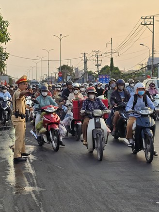 Mượn xe máy người khác chạy, mang giấy tờ gì để không bị CSGT phạt?