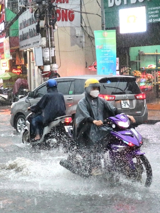 Khổ sở khi đi lại trong những ngày mưa ngập