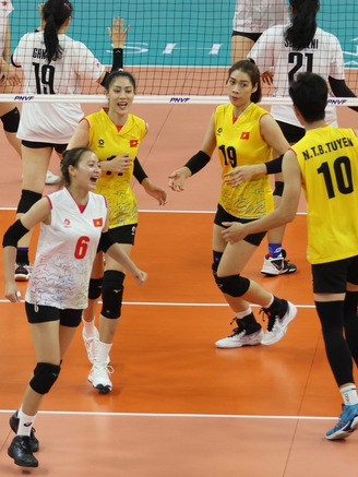 Vì sao HLV đội tuyển Việt Nam lo sốt vó trước bán kết bóng chuyền châu Á?