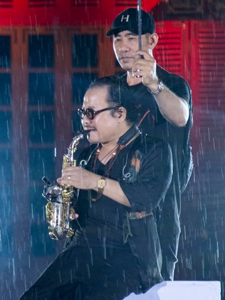 Nghệ sĩ Trần Mạnh Tuấn xúc động biểu diễn saxophone cùng con gái sau cơn bạo bệnh