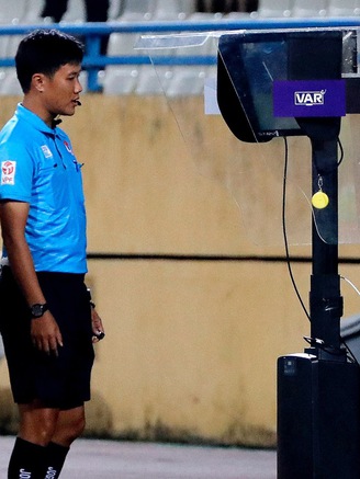 V-League căng thẳng giai đoạn nước rút: VAR đến 4 sân cực nóng, trọng tài ngoại xuất hiện