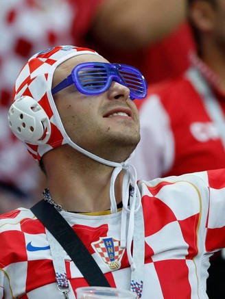 CĐV Croatia luôn mang mũ độc lạ khi cổ vũ: Thì ra ý nghĩa đến vậy!