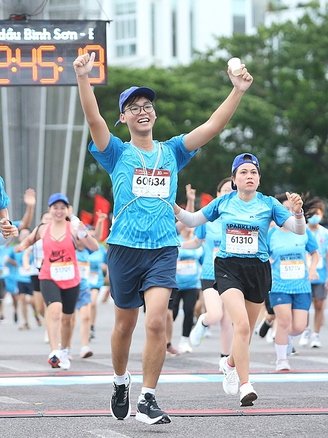 8.000 VĐV đua tài giải VnExpress Marathon Quy Nhơn 2024, tiền thưởng bạc tỉ