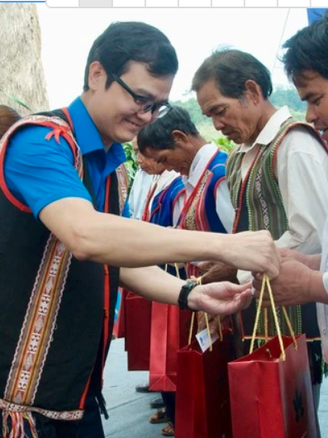 Anh Bùi Quang Huy thăm các già làng, trưởng bản tại Kon Tum