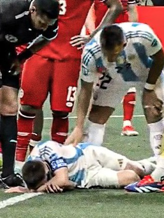 Liên tục bị đốn ngã đau đớn khiến CĐV Argentina phải nín thở, Messi nói gì?