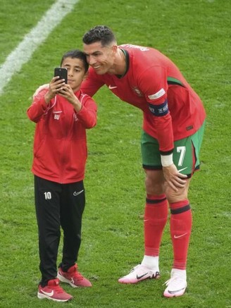 CĐV nhí 'vượt rào' chạy vào sân, có ngay ảnh để đời với Ronaldo