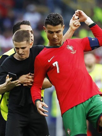 6 fan cuồng lao vào sân 'săn' Ronaldo, UEFA mở cuộc điều tra gấp