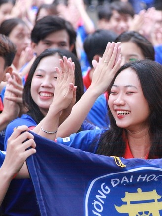 Hàng ngàn sinh viên tình nguyện gửi lời chúc đến thí sinh