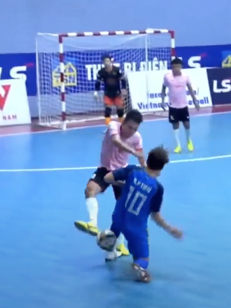 Giải futsal VĐQG 2024: Cầu thủ bật khóc khi phải nằm cáng rời sân