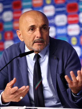 Đội tuyển Ý ‘vượt ải khó’, HLV Spalletti từ cáu giận chuyển sang làm lành với phóng viên