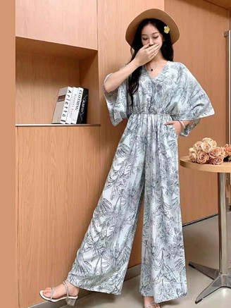 Khi thời trang jumpsuit 'xâm chiếm' đường phố mùa hè