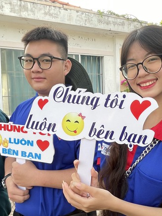 Thi tốt nghiệp THPT ở đảo: 'Đàn em' tiếp sức cho 'đàn anh' đi thi