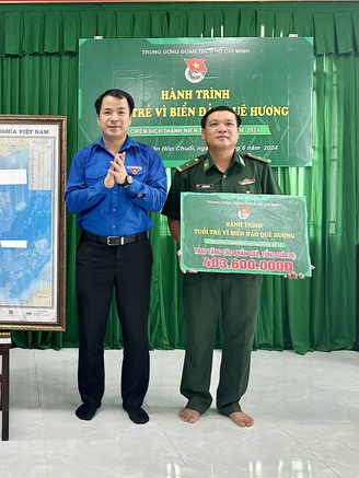Anh Ngô Văn Cương tặng quà tại Đảo thanh niên Hòn Chuối