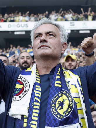 HLV Mourinho nói gì trong ngày ra mắt Fenerbahce quá hoành tráng?