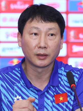 HLV Kim Sang-sik bất ngờ với cầu thủ Việt Nam, khó chọn Nguyễn Filip hay Văn Lâm