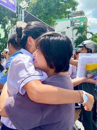 Thi vào lớp 10 TP.HCM: Cha mẹ mất ăn, mất ngủ vì lo lắng