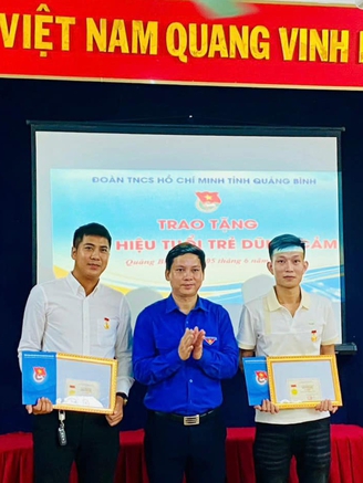 Trao huy hiệu 'Tuổi trẻ dũng cảm' cho 3 đoàn viên cứu người đuối nước