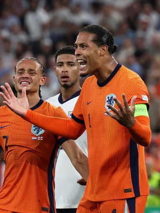 HLV Koeman không muốn nhắc đến tên trọng tài, Virgil van Dijk đau đớn vì thua Anh