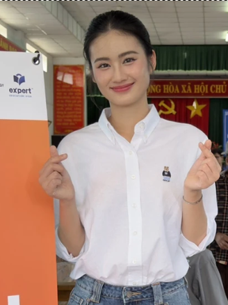 Hoa hậu Ý Nhi tham gia chương trình từ thiện tại Bình Định