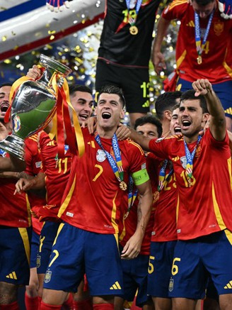 Ngả mũ trước Tây Ban Nha, nhà vua mới của bóng đá châu Âu