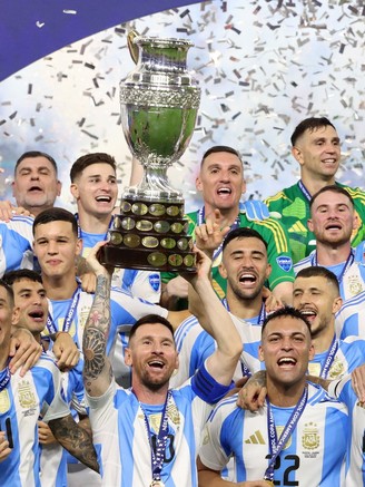 Đội tuyển Argentina vô địch Copa America nghẹt thở, Messi và Di Maria khóc cười hạnh phúc