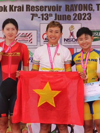 Cua rơ Nguyễn Thị Thật thay thế cung thủ Ánh Nguyệt cầm cờ Việt Nam khai mạc Olympic