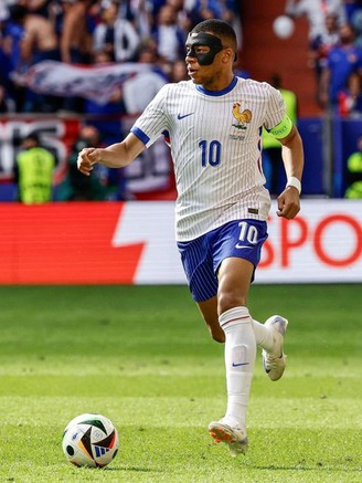 'Lê lết' vào tứ kết: Ronaldo đấu trí Mbappe, ai thắng ai?