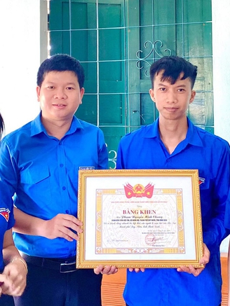 Trao tặng bằng khen cho thanh niên dũng cảm cứu người bị nạn