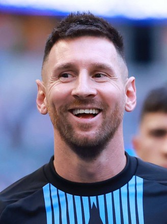 Hiệu quả khi Messi nhường sút phạt đền cho Lautaro Martinez, khác với Ronaldo