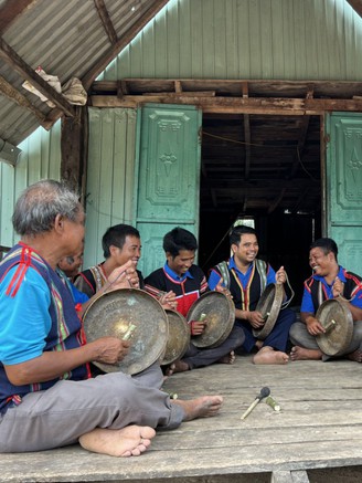 Mượn đất hoang để sản xuất gây quỹ