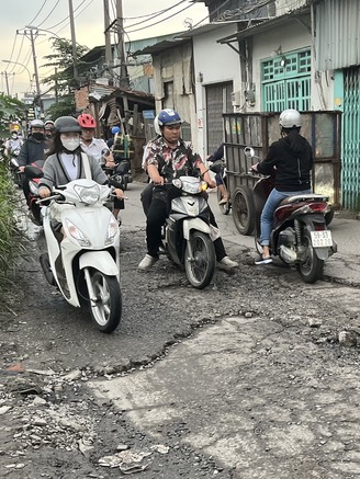 Đường ở TP.HCM nhiều năm xuống cấp, sinh viên vất vả đến trường